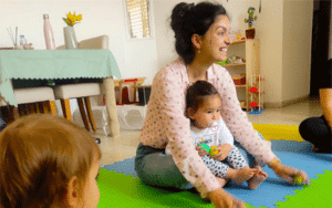 אישה עם תינוקת