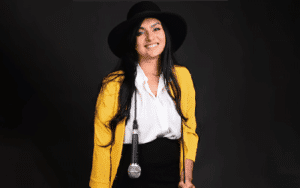 אישה עם מיקרופון