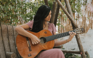 אישה מנגנת עם גיטרה